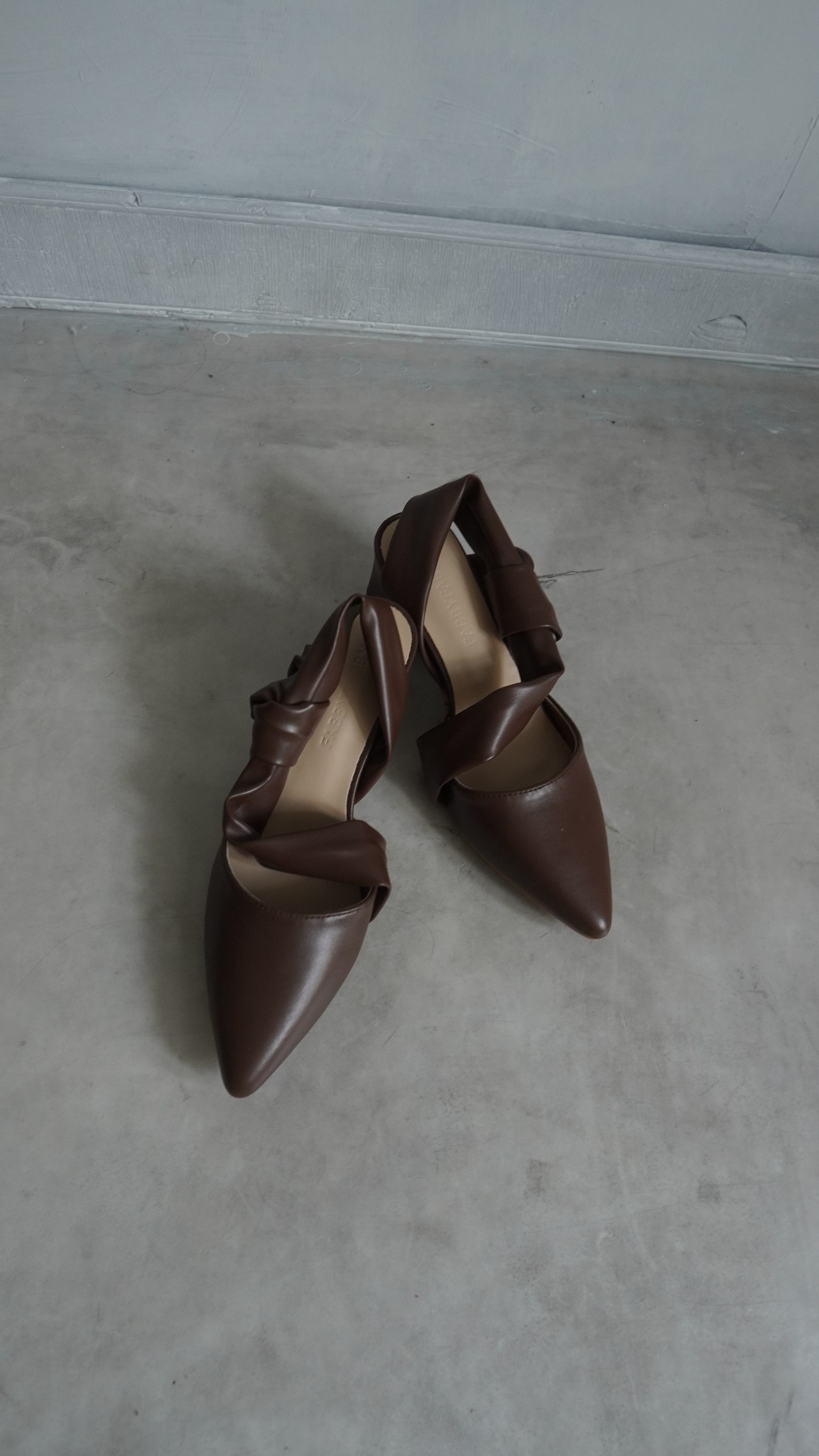 ツイストヒールポインテッドパンプス／brown