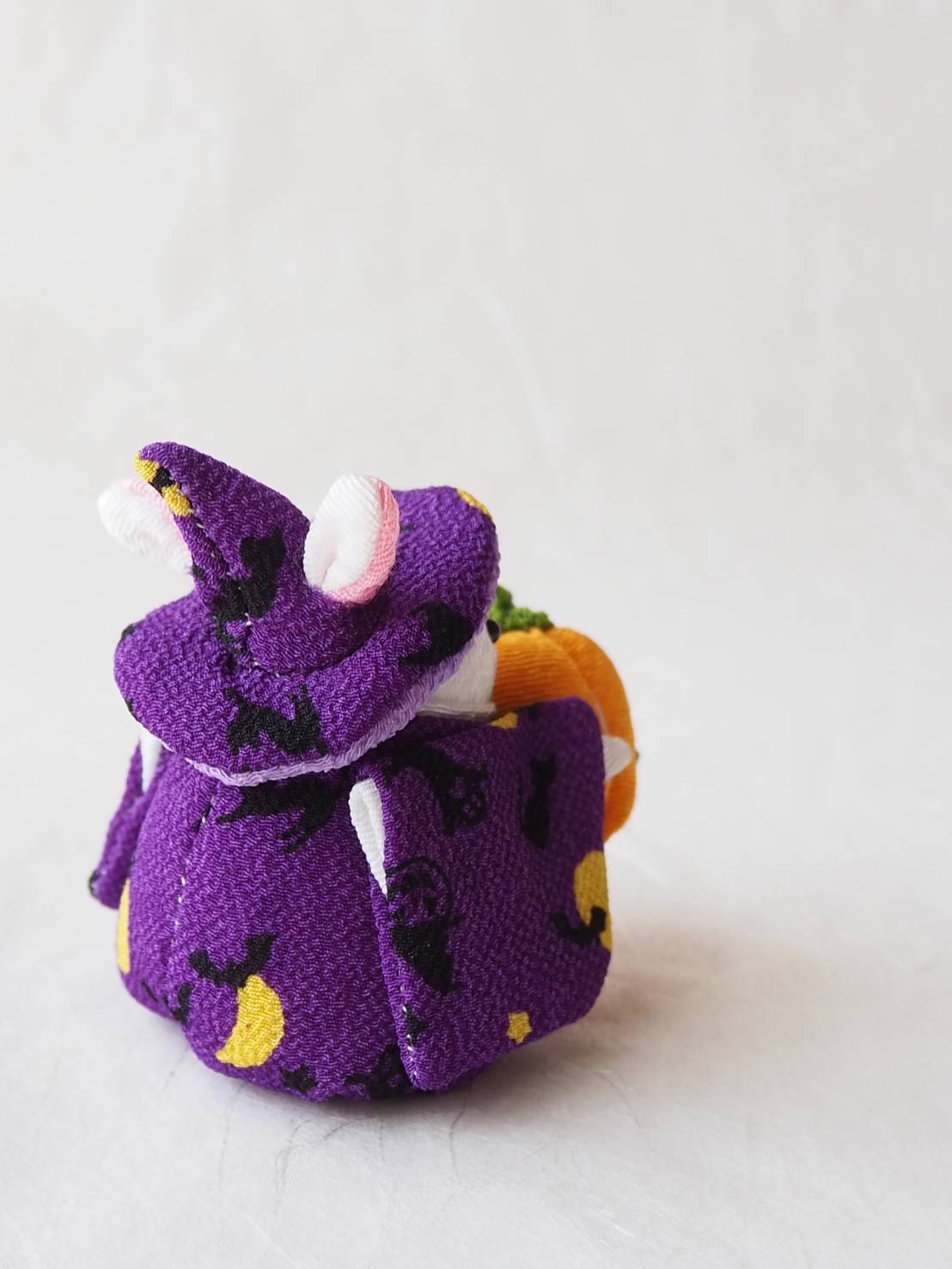 四角いおばけカボチャを抱えたハロウィンうさちゃん | 四季彩うさぎの