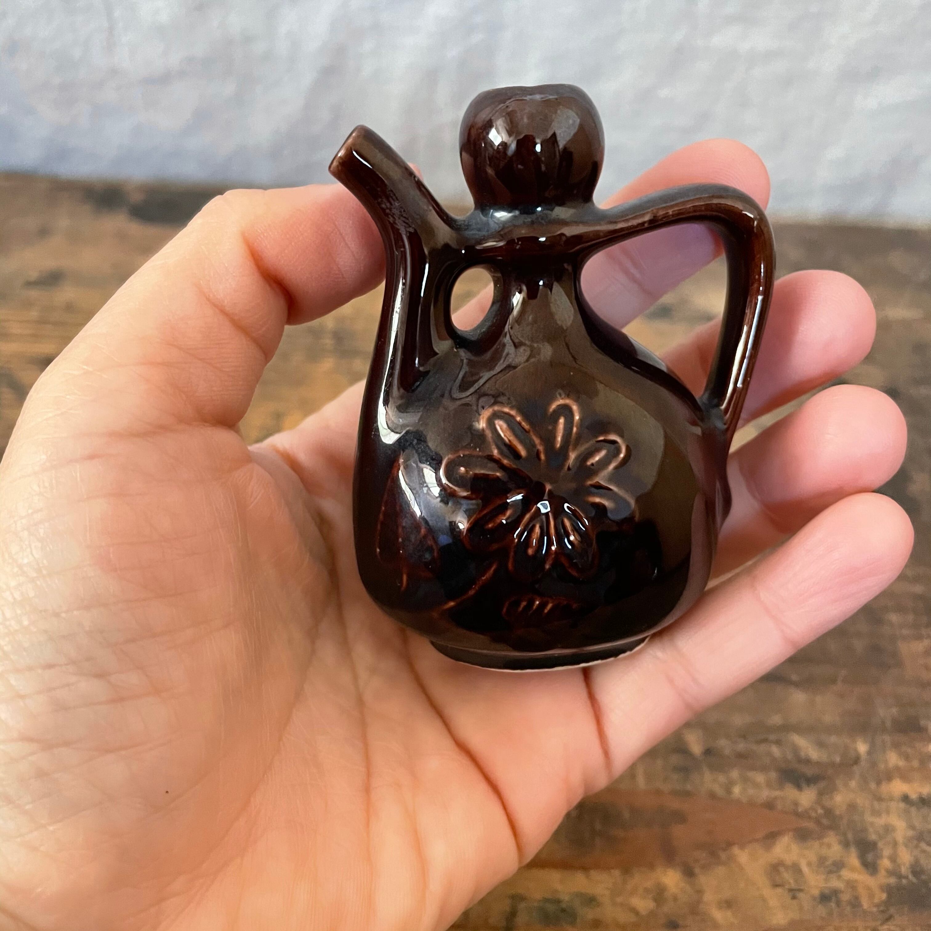 茶色の模様入りのポットのようなもの