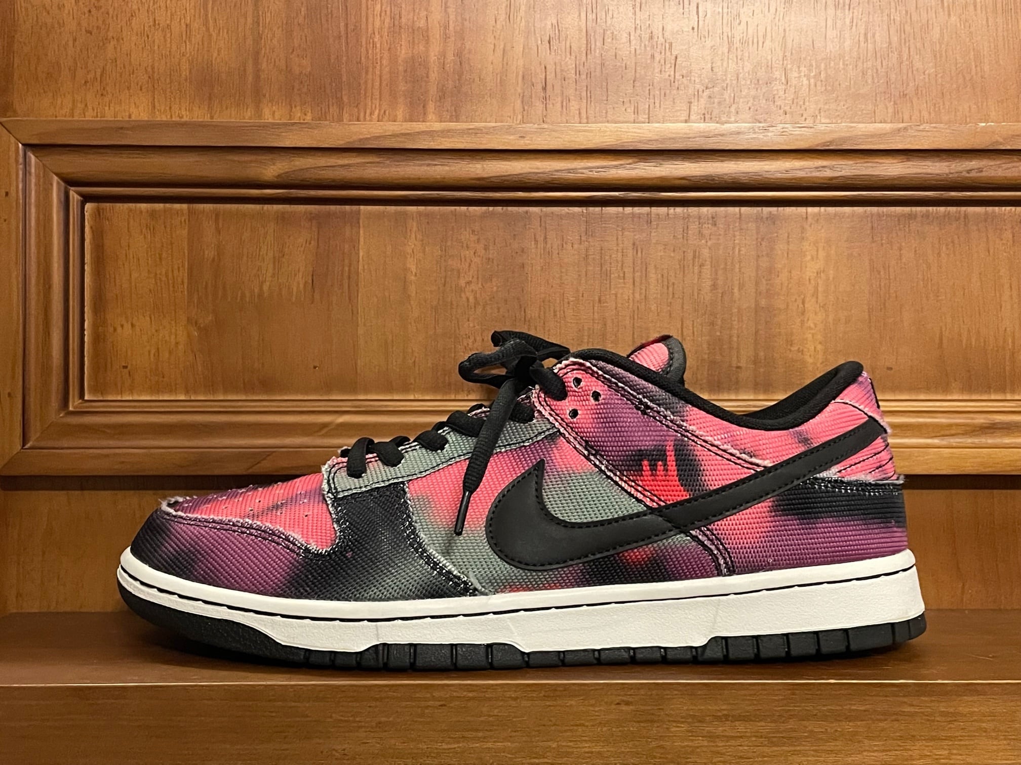 箱、黒タグ付き NIKE DUNK LOW RETRO PRM Graffiti スニーカー ピンク ...