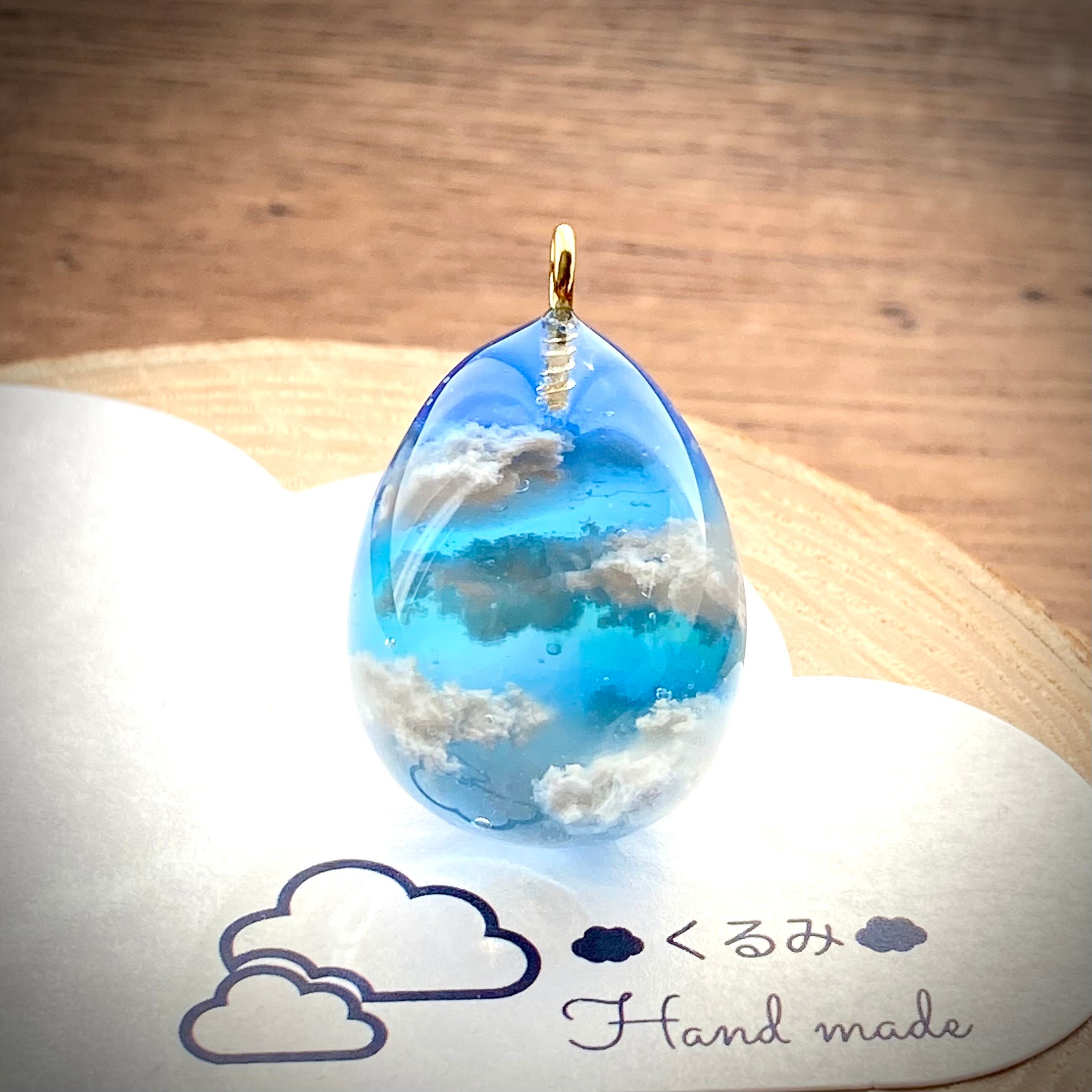 たまご型 ペンダント 雲&空 青空 ゴールド 25×18mm
