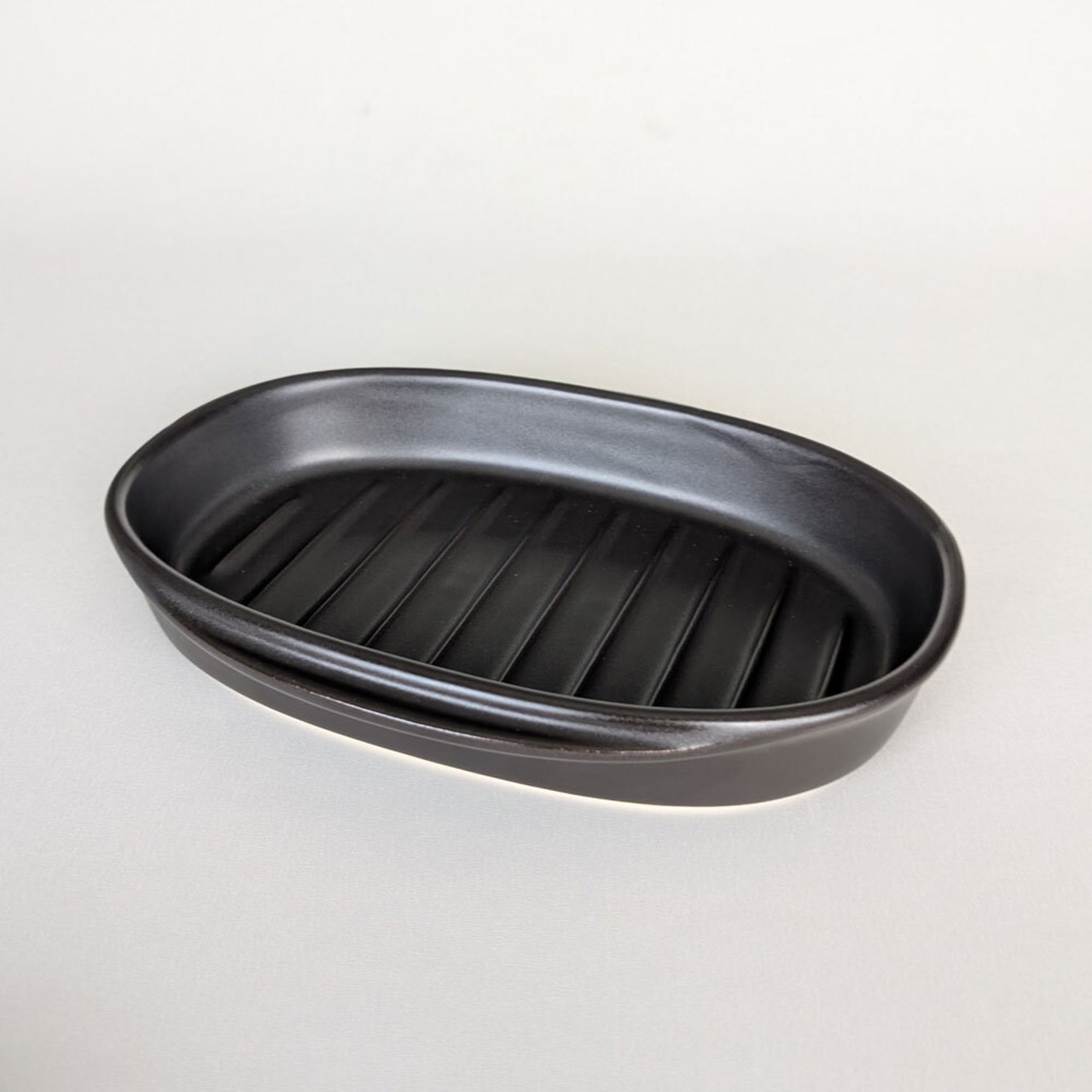 耐熱蓋付オーバルグリラー 黒釉 陶器 グリルパン 耐熱皿 オーブン料理 魚焼きグリル 電子レンジ オーブン