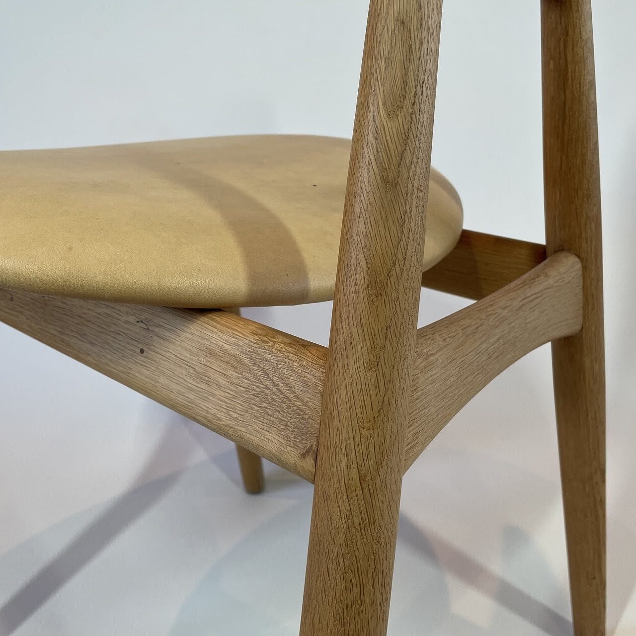 Model 84 Chair / Eye-chair by Ejvind A Johansson | KOHSEKI