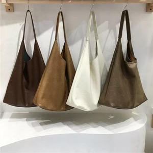 フェイクレザートライアングルトートバッグ　R00777