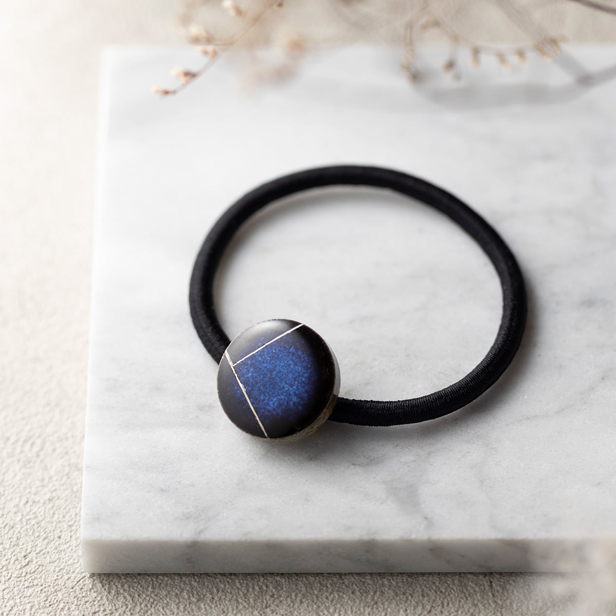 美濃焼陶器×彫刻【carve】モダン ヘアゴム｜藍（あい） | MIKELO