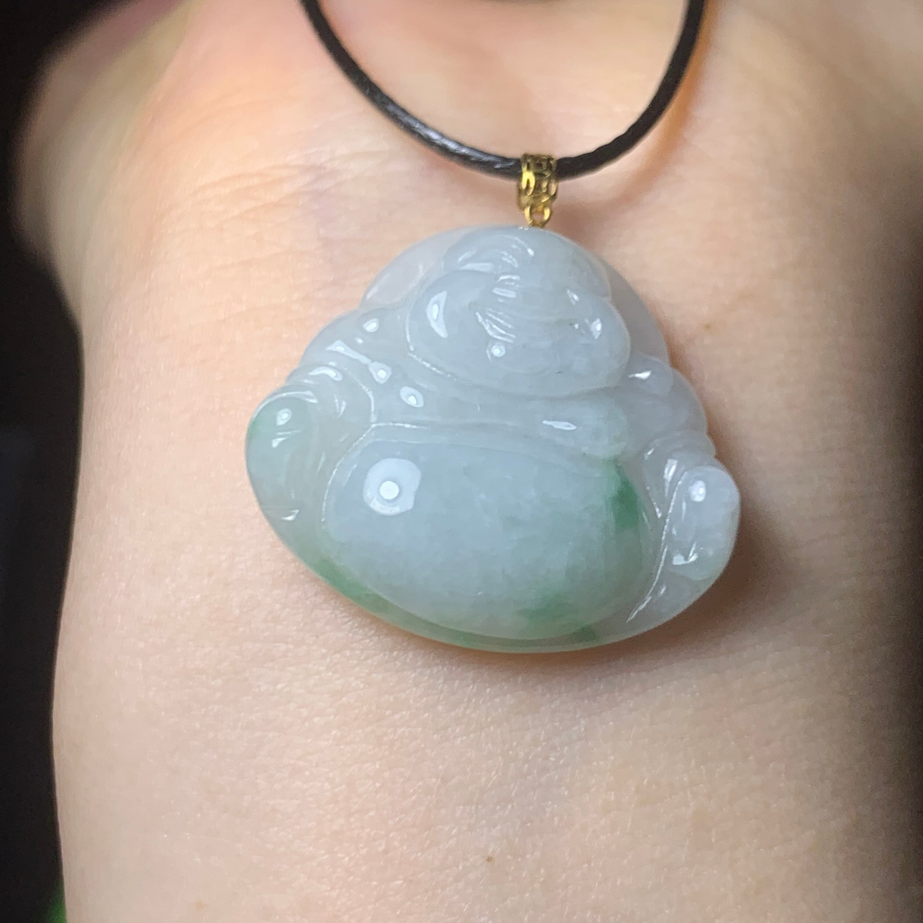 本翡翠ペンダント　k18 陽緑　ミャンマー産　精巧　小さめ　無含浸　無着色 本翡翠ペンダント　k18 陽緑　ミャンマー産　精巧　小さめ　無含浸　無着色