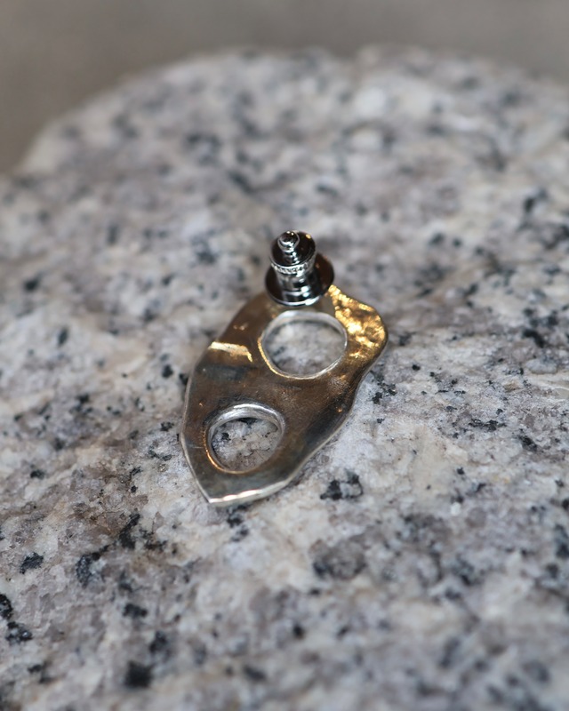 wave detail brooch