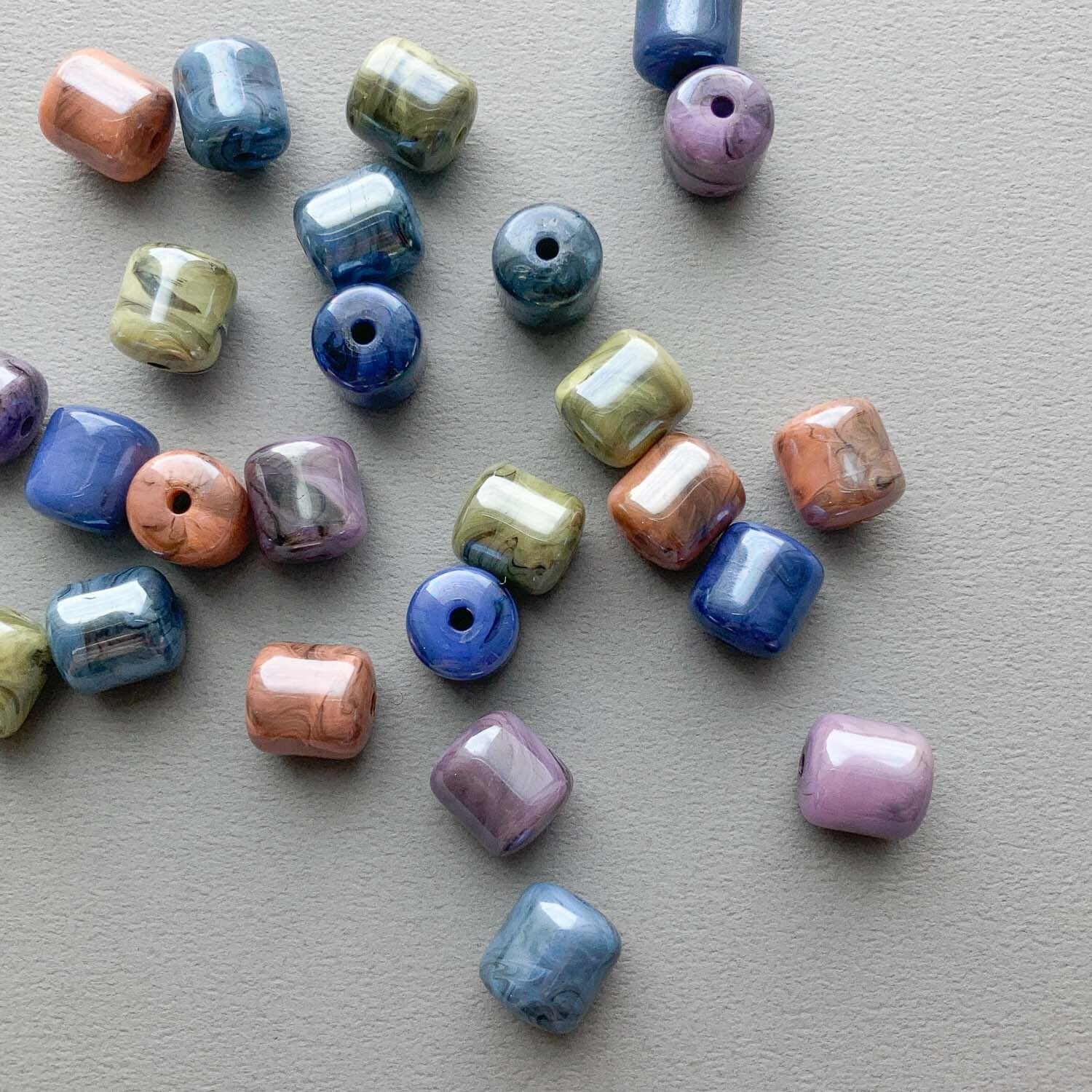 〈再入荷〉マーブル模様の円柱ビーズ