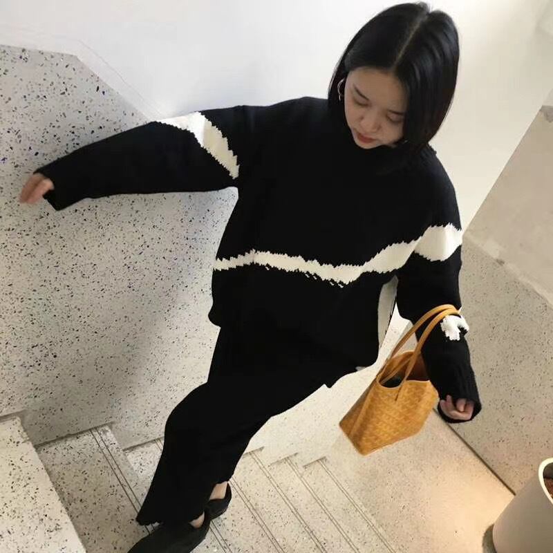 ラウンドネックニット