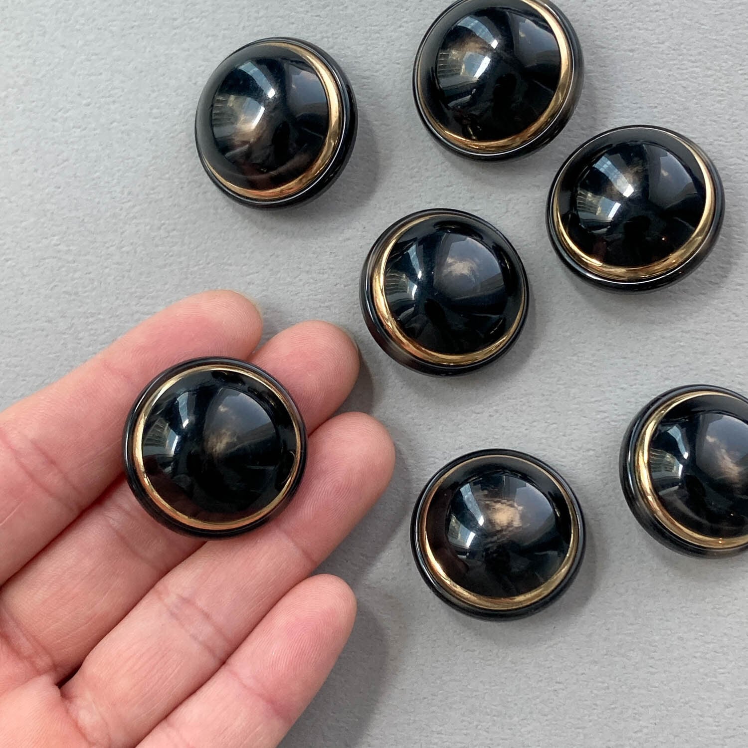 ゴールドライン入り黒ドームボタン（28mm） | Dua-アクセサリーパーツ