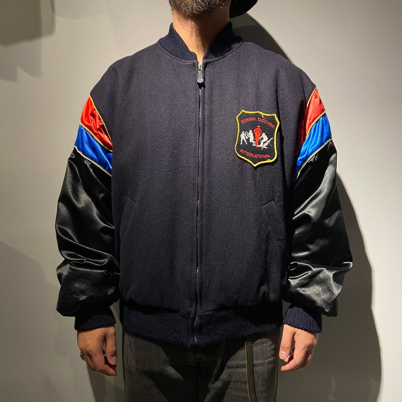 80年代 イタリア製 セルジオ・タッキーニ ウール×サテンスタジャン メンズXL相当 古着 SERGIO TACCHINI ワッペン  アワードジャケット 80s ビンテージ ヴィンテージ ダークネイビー レッド ブルー イエロー ブラック 紺色 赤色 青色 黄色 ...