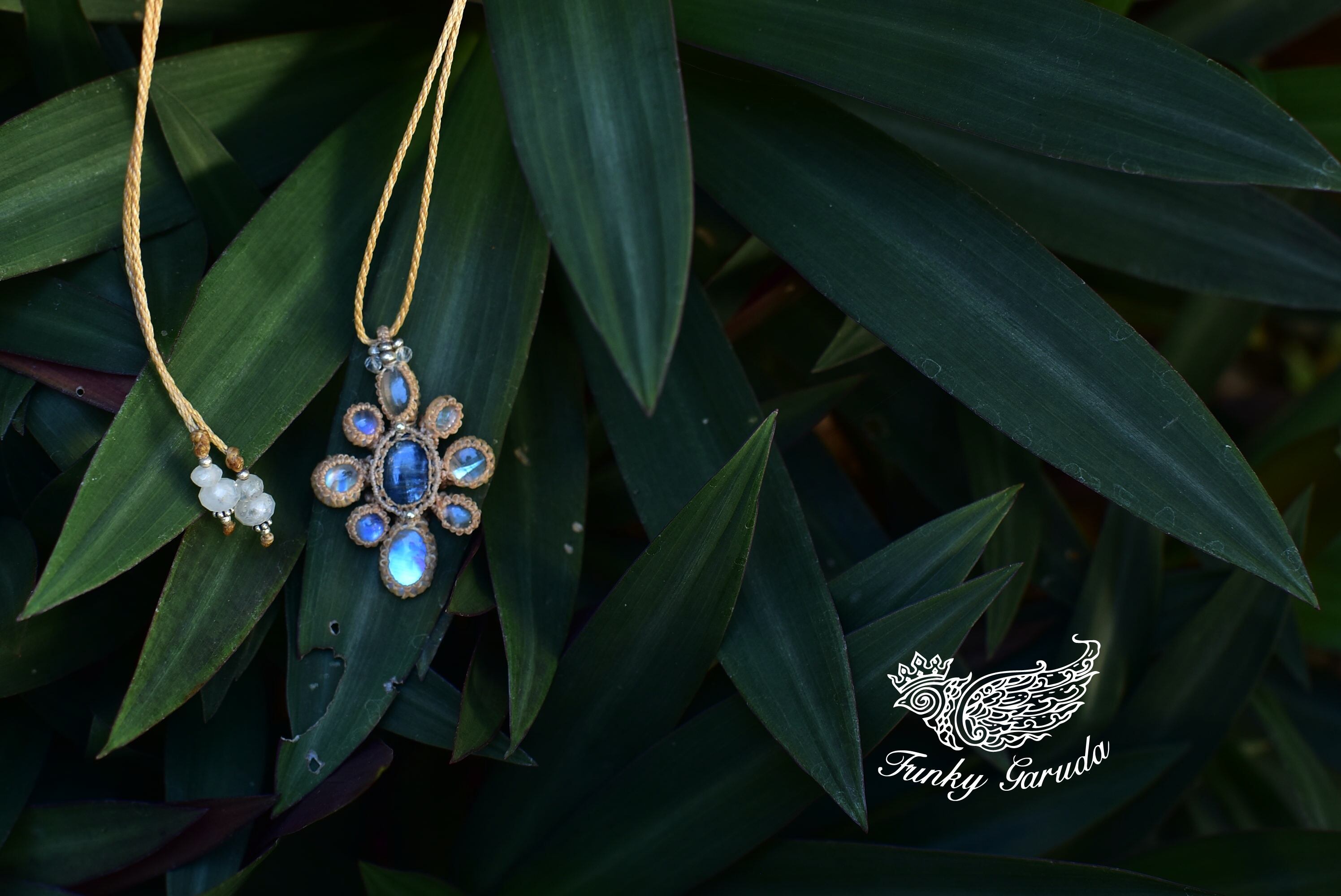 蒼く小さな花息吹★ムーンストーンとカイヤナイト マクラメペンダント kya006