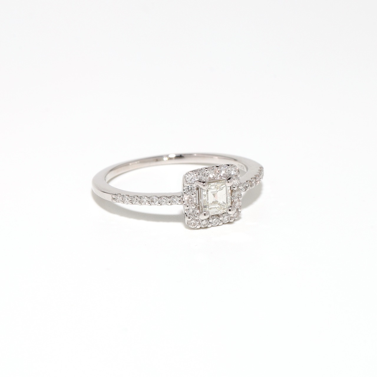 ダイヤモンド デザインリング pt950 / VS2 / M / 0.300ct / 0.200ct