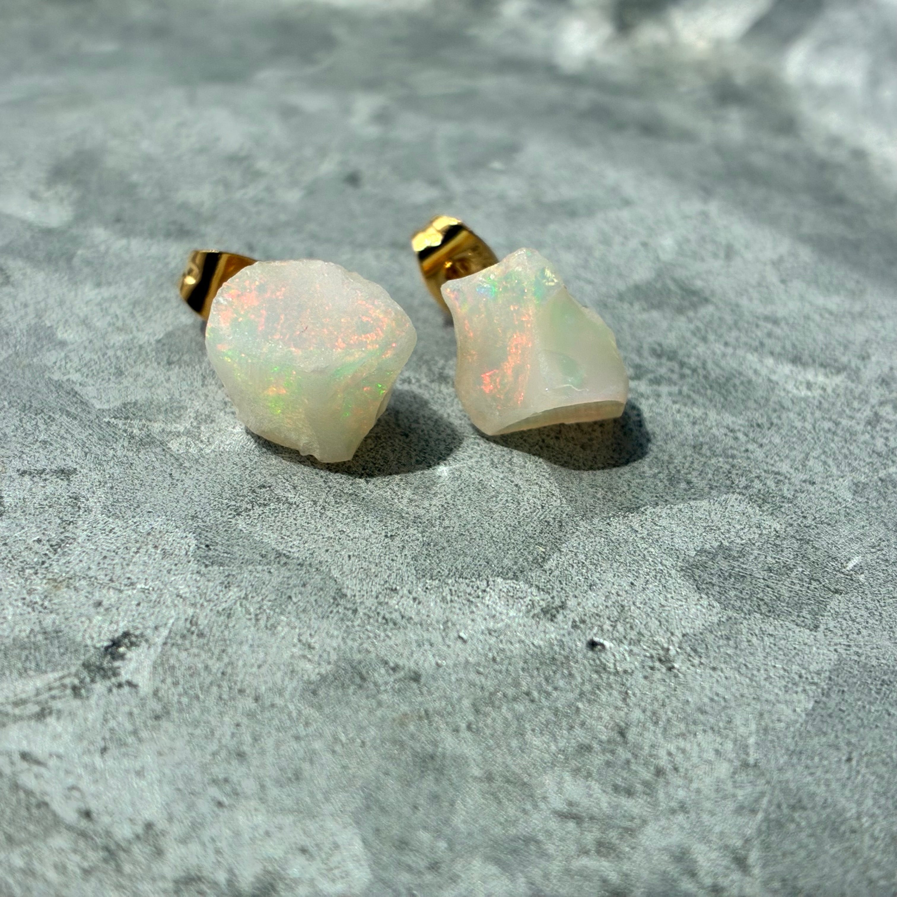オパール 鉱物ピアス 一点もの 原石 天然石 金属アレルギー対応