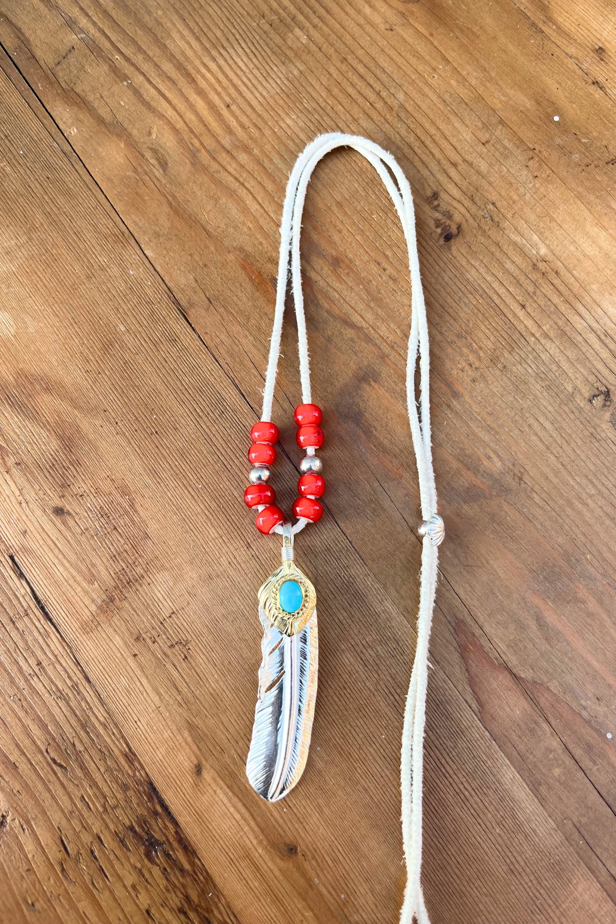 go85 上金金縄ターコイズ付き特大フェザー ホワイトハーツ、ビーズ革紐カスタム