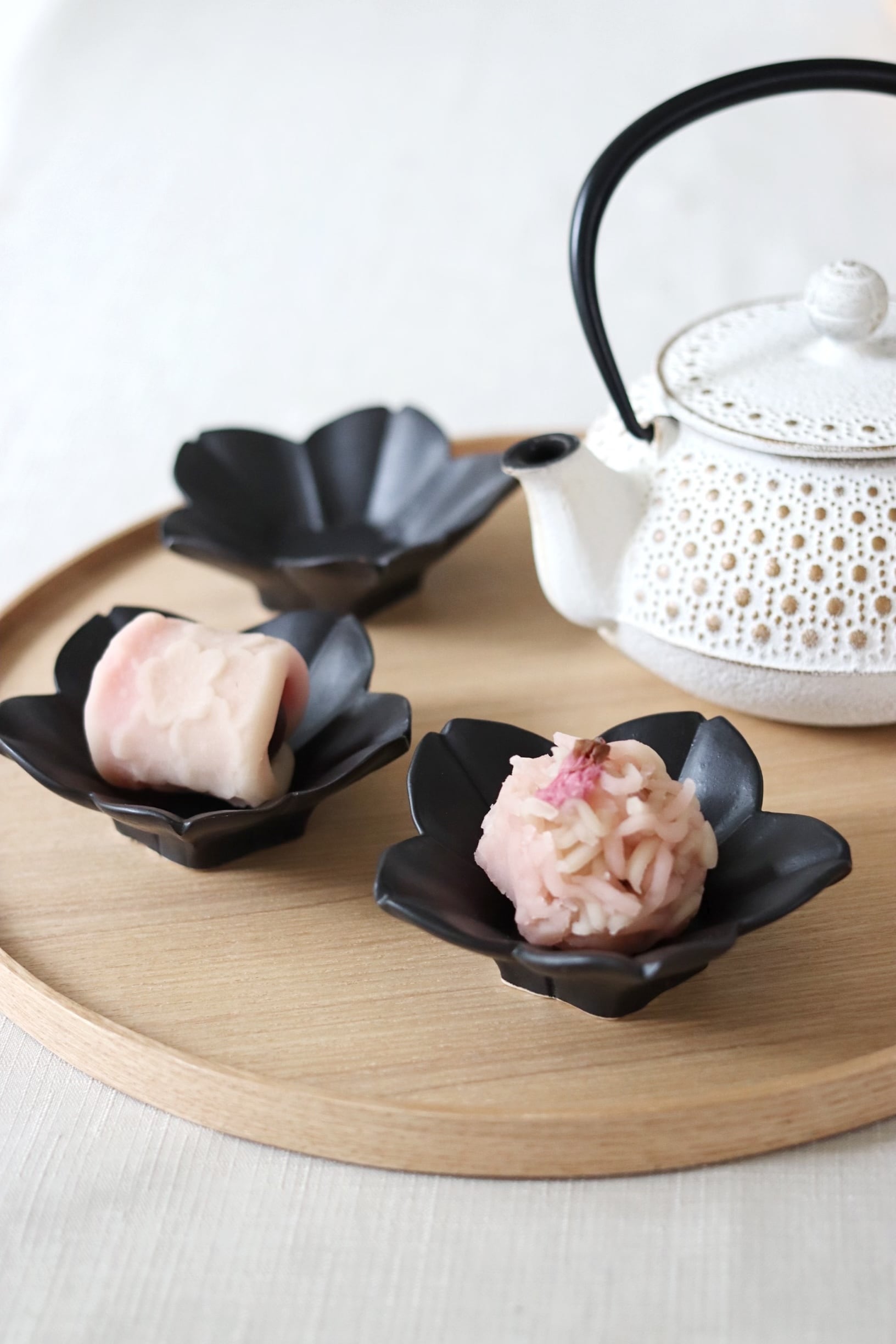 臼杵焼 稜花さくら豆皿 黒釉 | Floraison Table フロレゾンテーブル