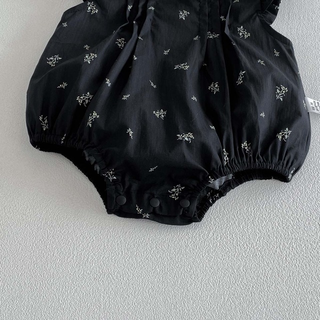 【BABY】ブラック小花柄フリルスタンドカラーロンパース - 12