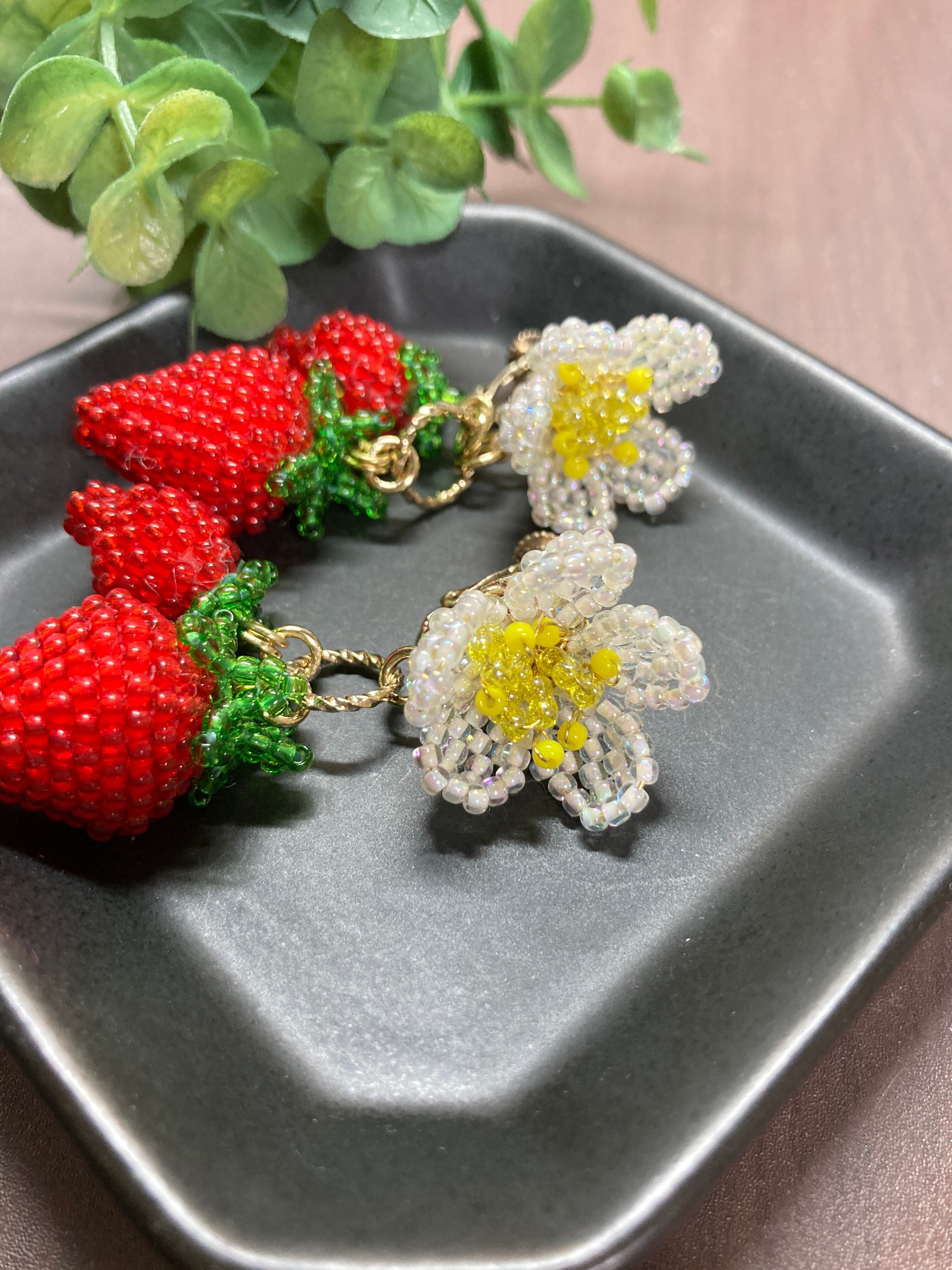 いちごの花つきイヤリング＆ピアス | うさのひみつきち