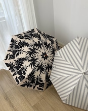 バンブーハンドル ボタニカルアンブレラ — 雨の日にも、さりげない品を —