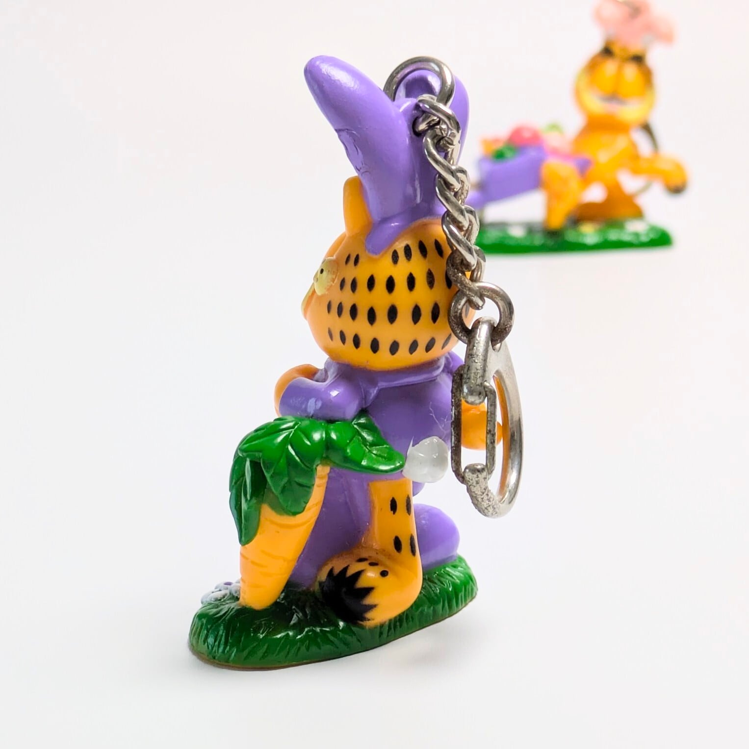 ☆VINTAGE 80'☆【 Garfield ( ガーフィールド ) 】 PVCフィギュア キーホルダー イースターバニー / パープル 〚アメリカン雑貨 アメトイ〛