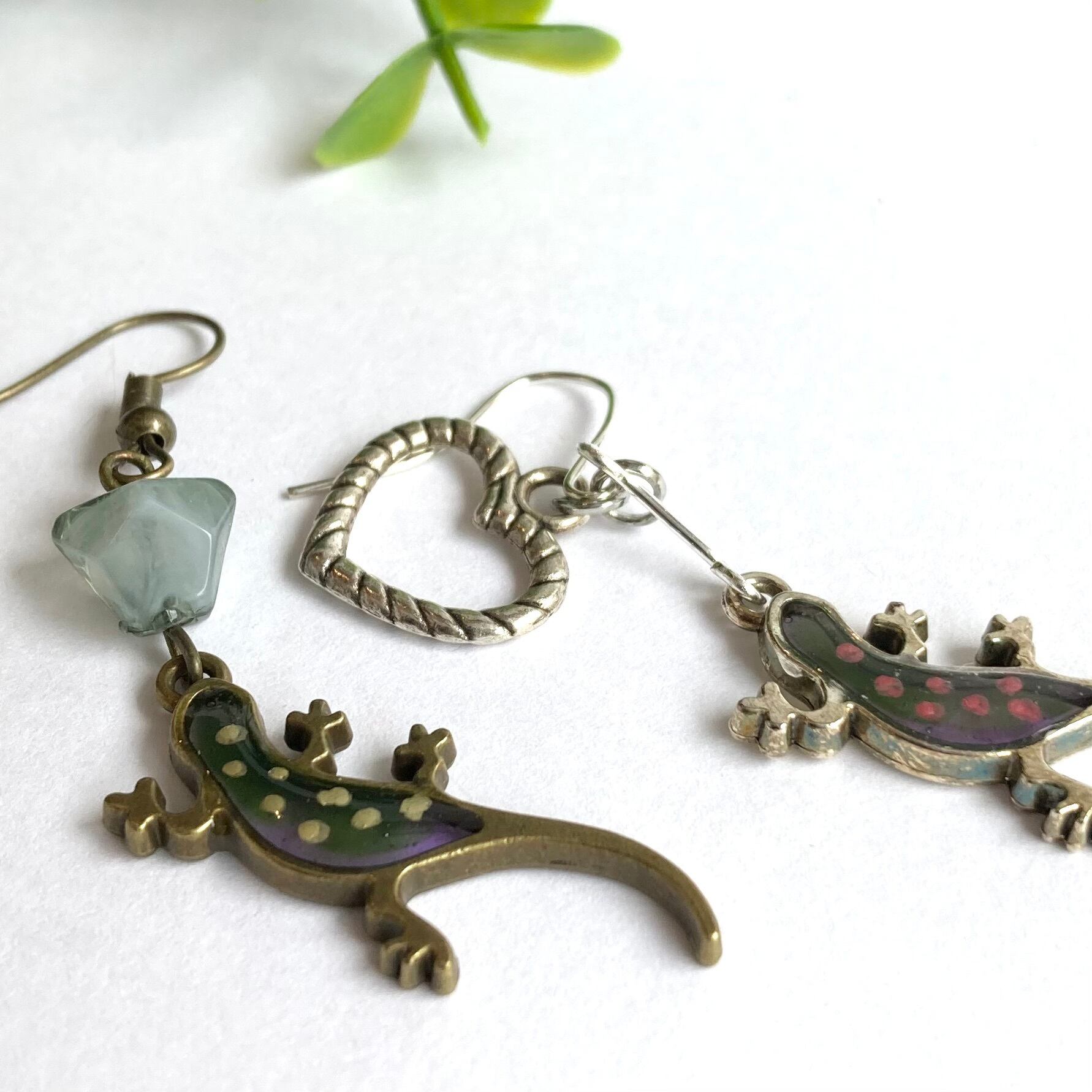 149 ブローチシリーズトカゲちゃん　ハンドメイド　ピアスorイヤリング 水玉模様トカゲの片耳ピアス トカゲの形をしたユニークなレジン