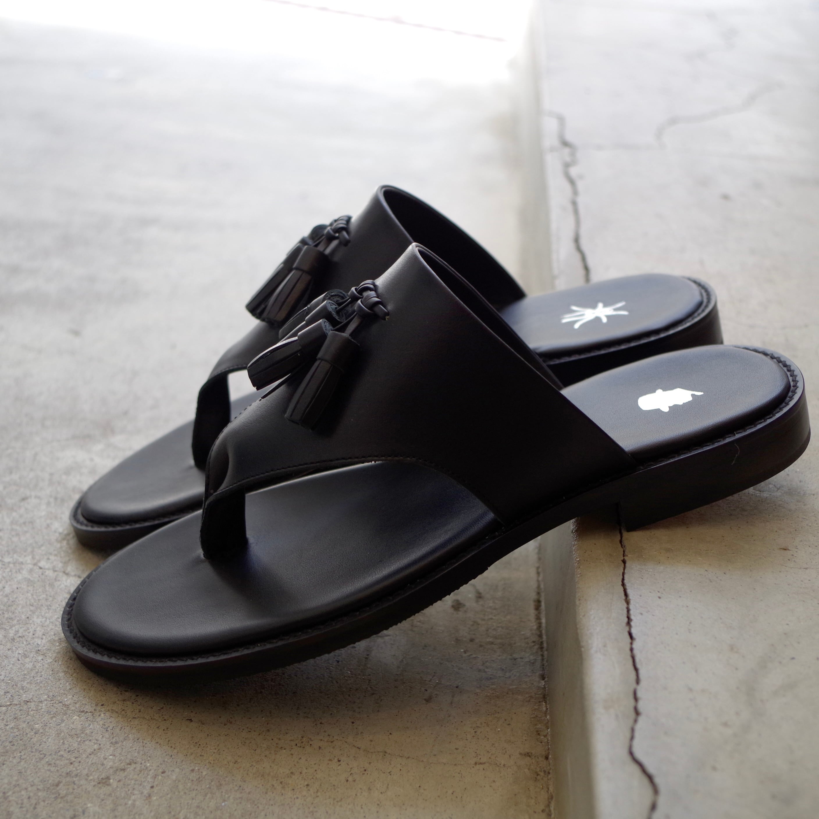 Tomo&Co ブラック トングサンダル Tomo&Co DOUBLE TUSSEL THONG SANDAL TMTKS-S-0043 | 1F Store