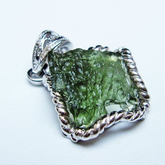 モルダバイト ペンダント モルダウ石 ペンダントトップ 原石 一点物 メール便可 [M便 1/20] 199-498