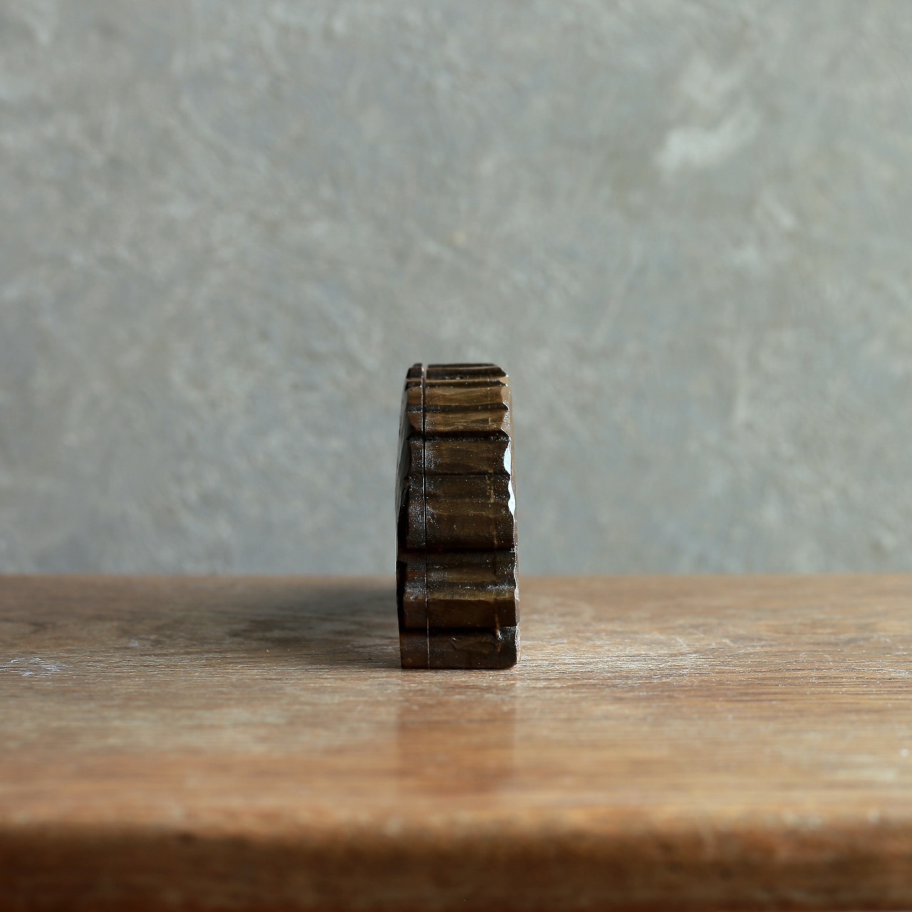 一生懸命駆ける、味わいあるイノシシの小物入れ