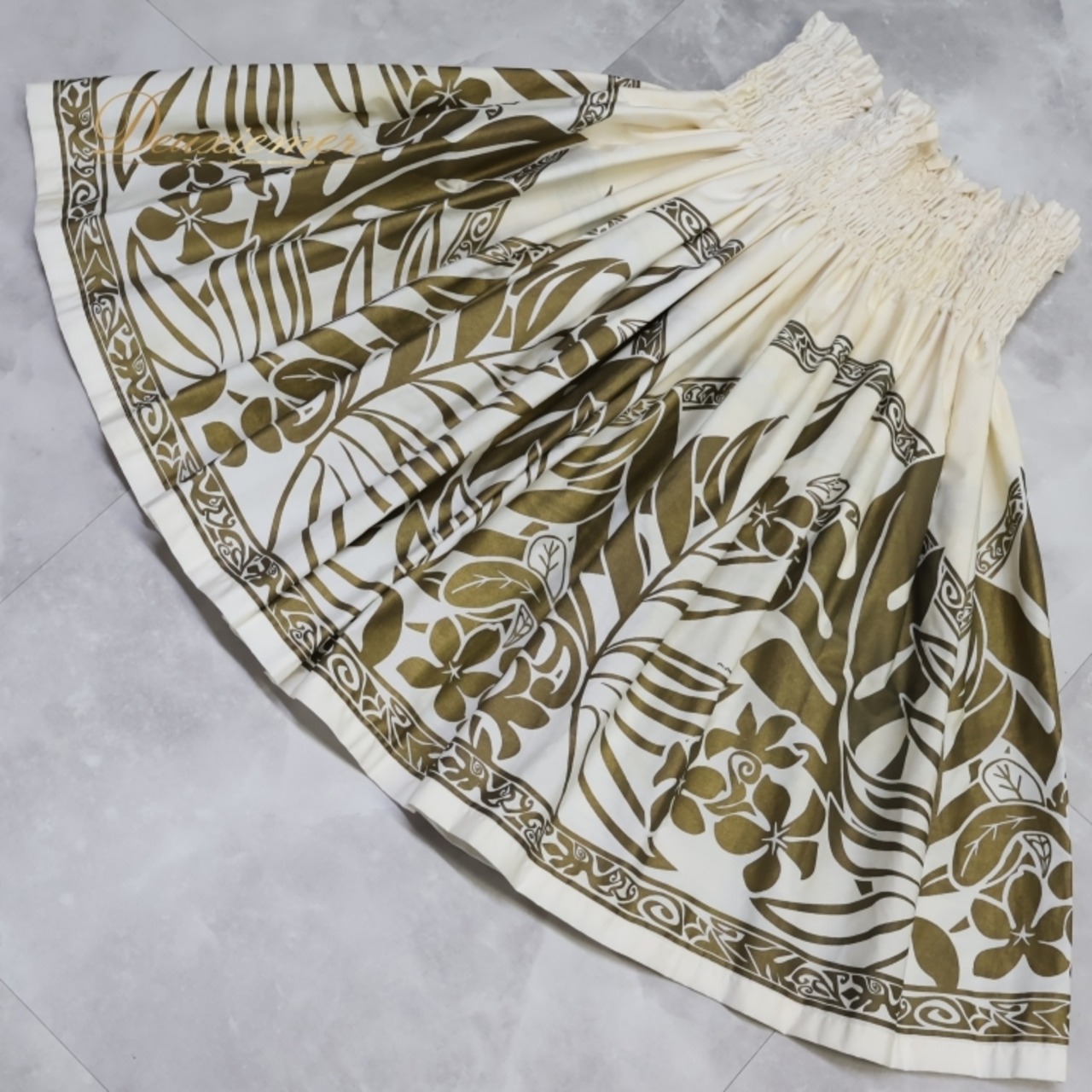 フラダンス 衣装 パウスカート エムエムジェイ ホワイト系 MMJ 日本製 シングル ゴールド系 キラキラ モンステラ柄 花柄 かわいい 華やか 鮮やか 明るい ふわふわ ハワイアン アロハ ハワイアンプリント フラ ダンス レッスン 練習 エレガント