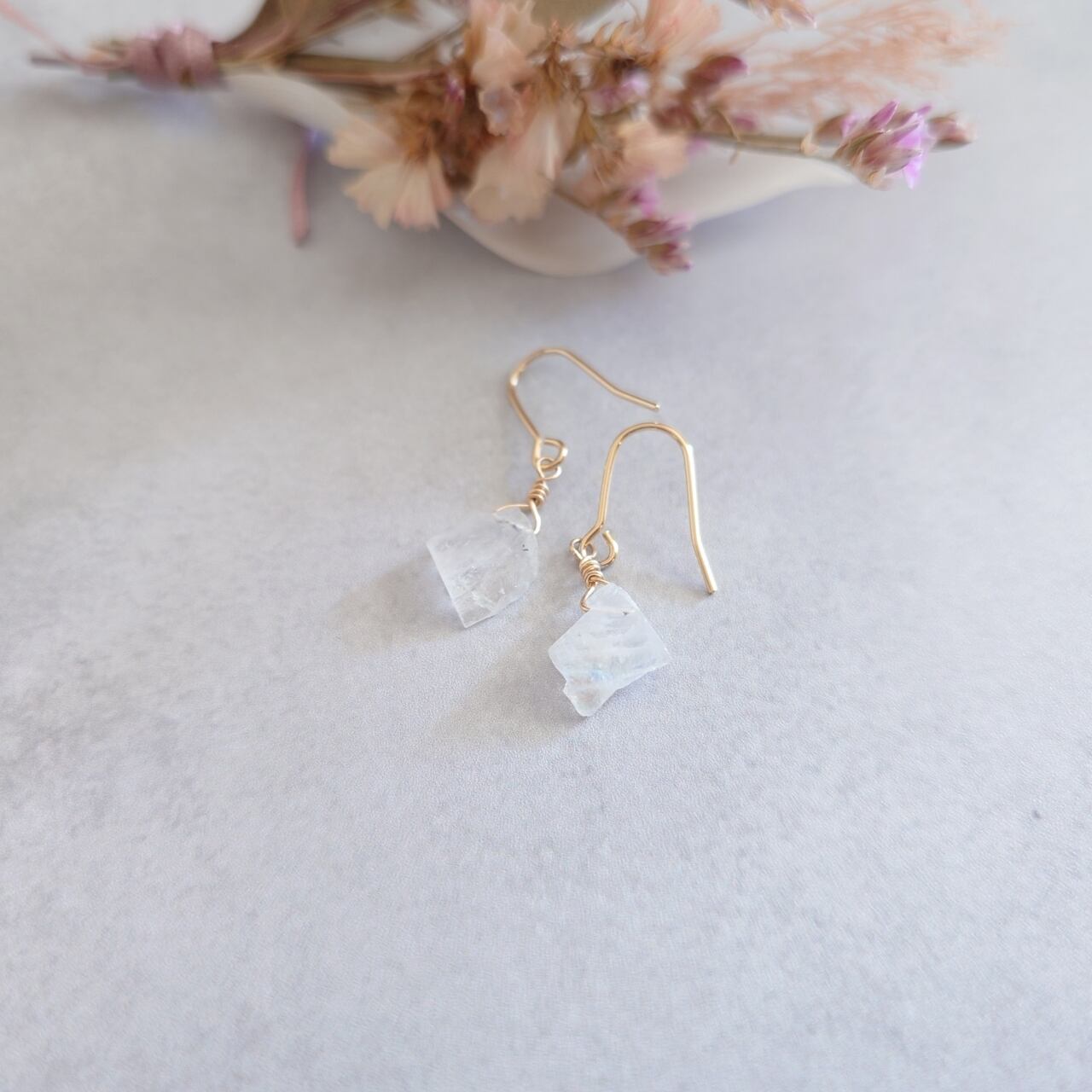 レインボームーンストーン スライス ピアス No.1 (イヤリング交換可能)