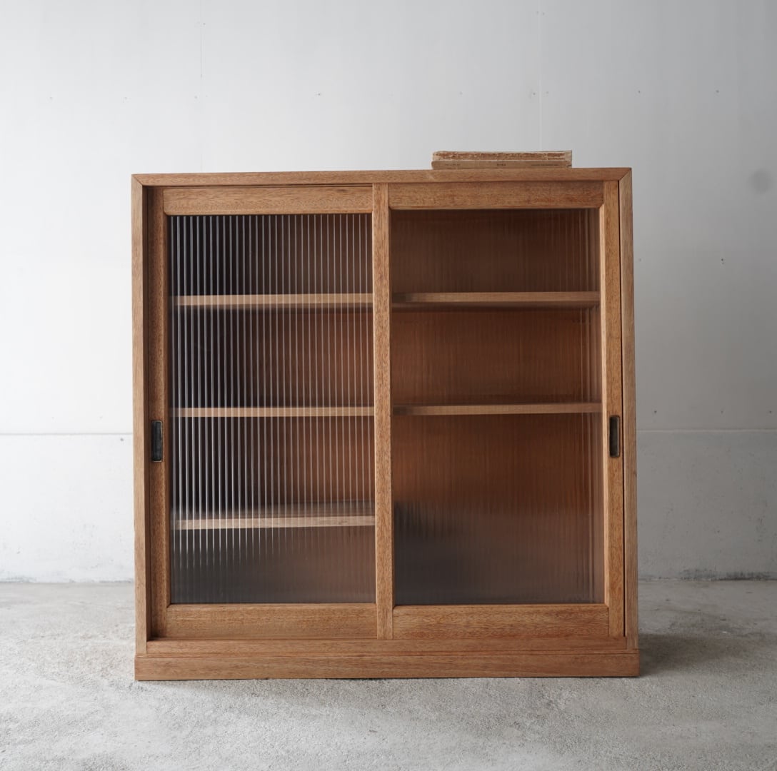 モールガラスのキャビネット