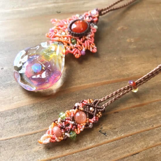 モルダバイト&ブラックオパールのマクラメペンダント モルダバイト&ブラックオパールのマクラメペンダント ブラック