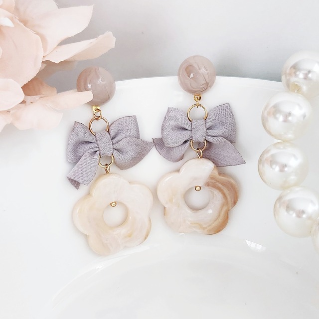 リボンとフラワーパーツのマーブルカボションピアス/イヤリング【グレー＆ベージュ】