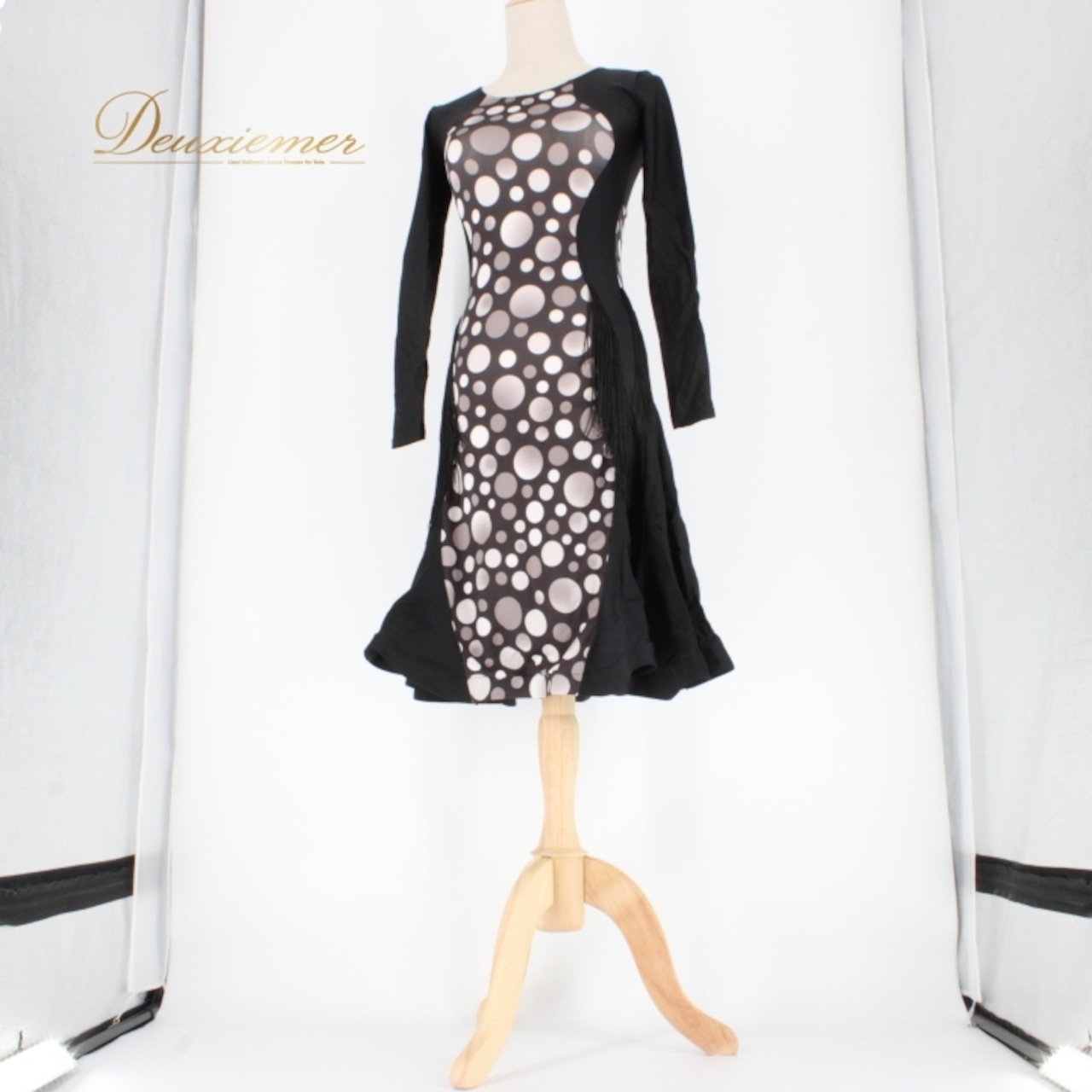 社交ダンス 衣装 ラテン ドレス ワンピース レッスンウェア パーティドレス 長袖 フリンジ ブラック系 ホワイト系 グレイ系 水玉 黒 白 ラテンダンス 衣裳 パーティー ダンスウェア エレガント フォーマル フリンジデザイン ショート丈 おしゃれ レディース 女性用 伸縮性 柔らかい 着心地 体型カバー ステージ衣装 講師用 ホールダンス