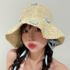 勿忘草色の花が咲く麦わら帽子