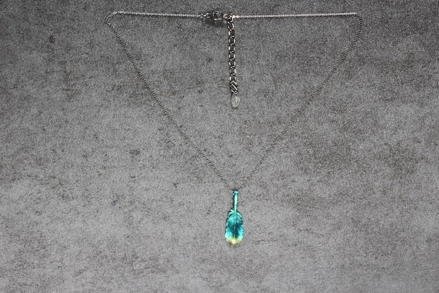 mini lucky feather necklace / 色あり