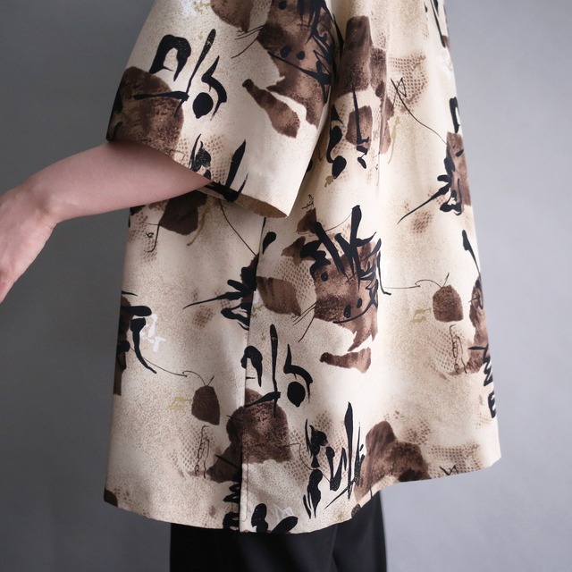 ”和" motif art graphic pattern loose h/s box silhouette shirt