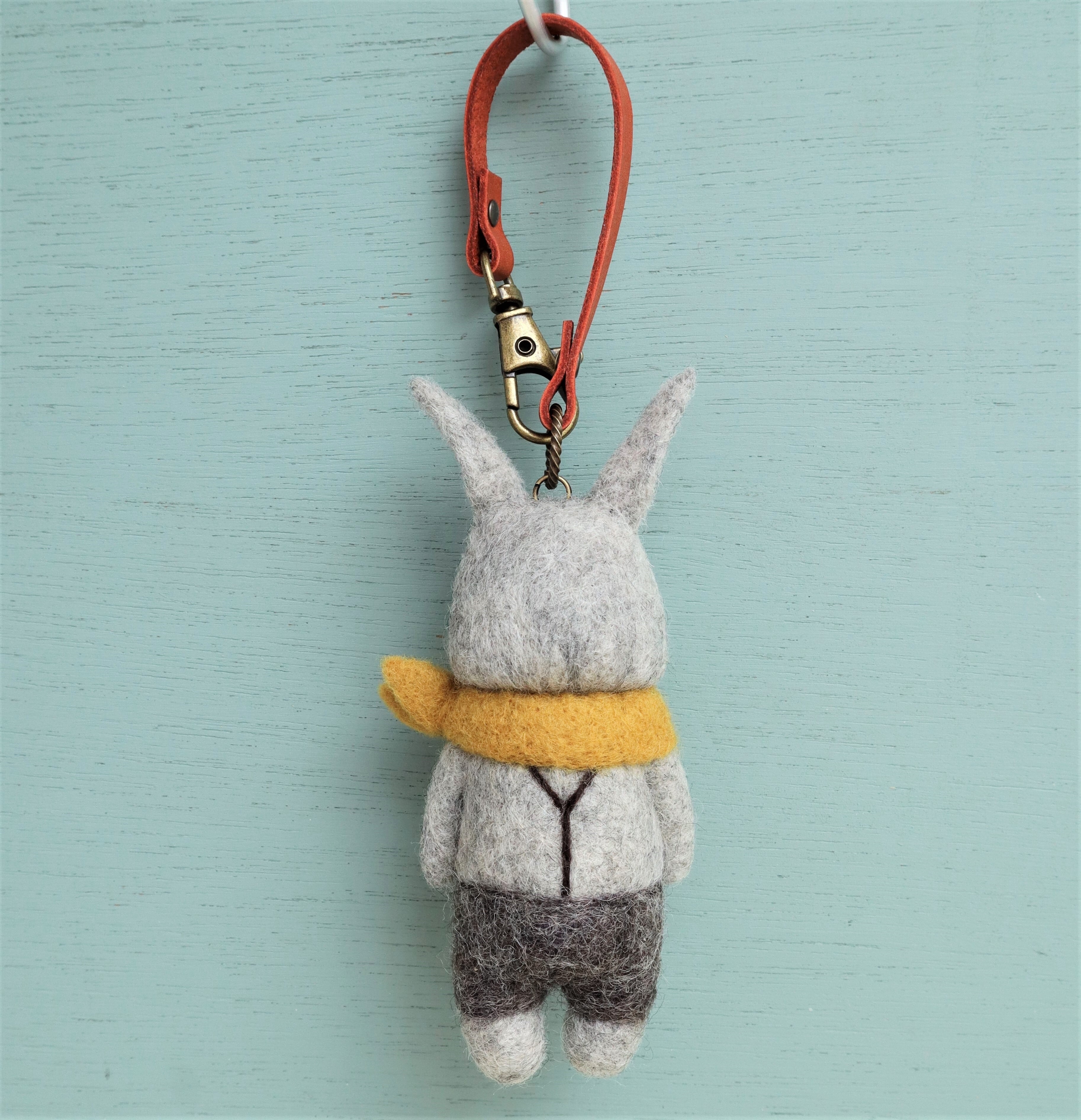 羊毛フェルトバッグチャーム ウサギ グレー（つりズボン・スカーフ有り