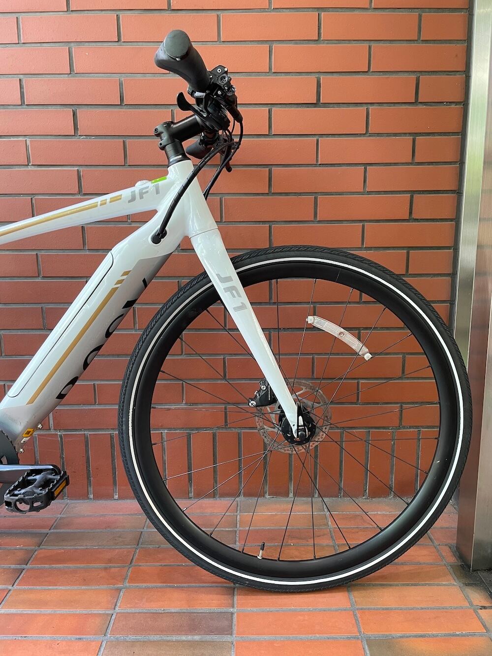 BEEw55) Besv(ベスビー) JF1 サイズM 166~182cm 電動アシスト中古車 E