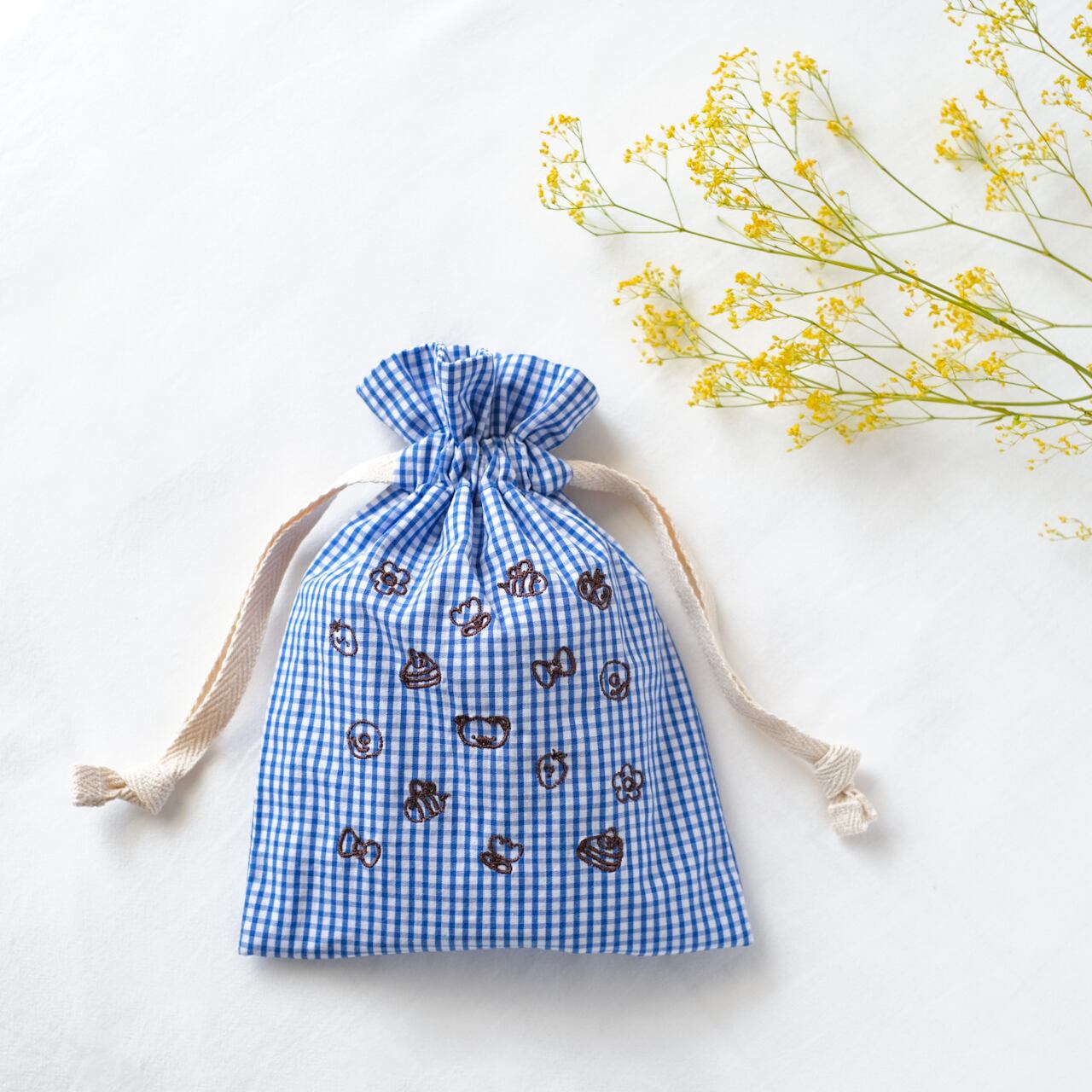 刺繍入りギンガムチェックの巾着ポーチ 巾着袋 mopoちゃん（ブルー