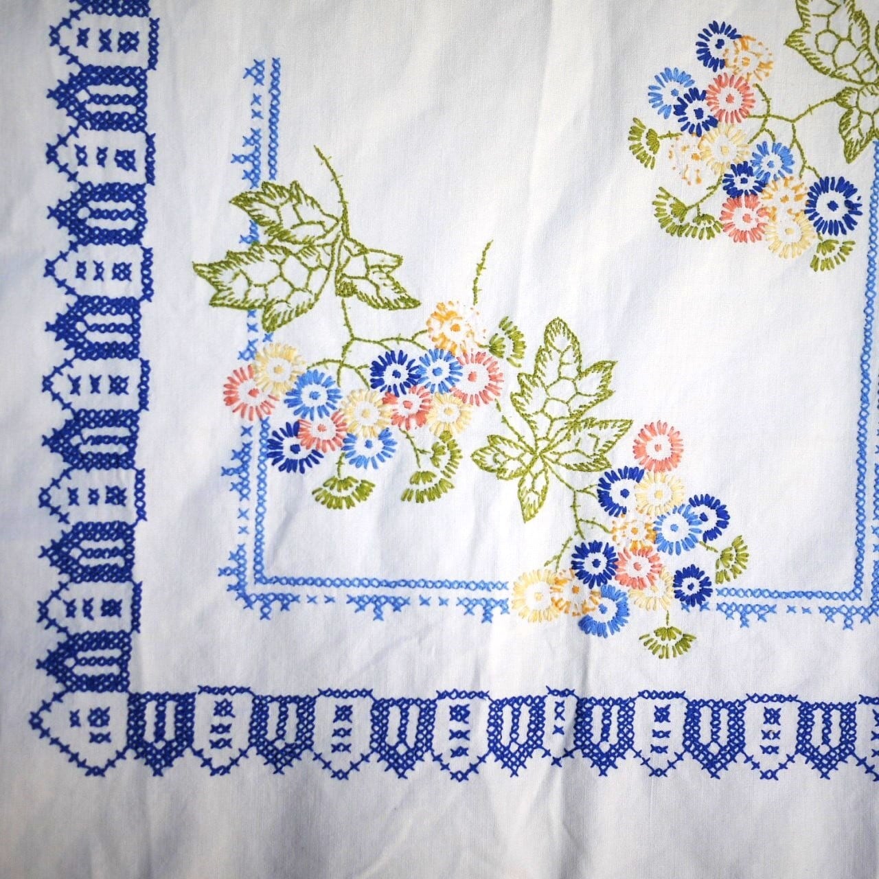 刺繍オーバータオル ドイツ デイジーと青のクロスステッチ
