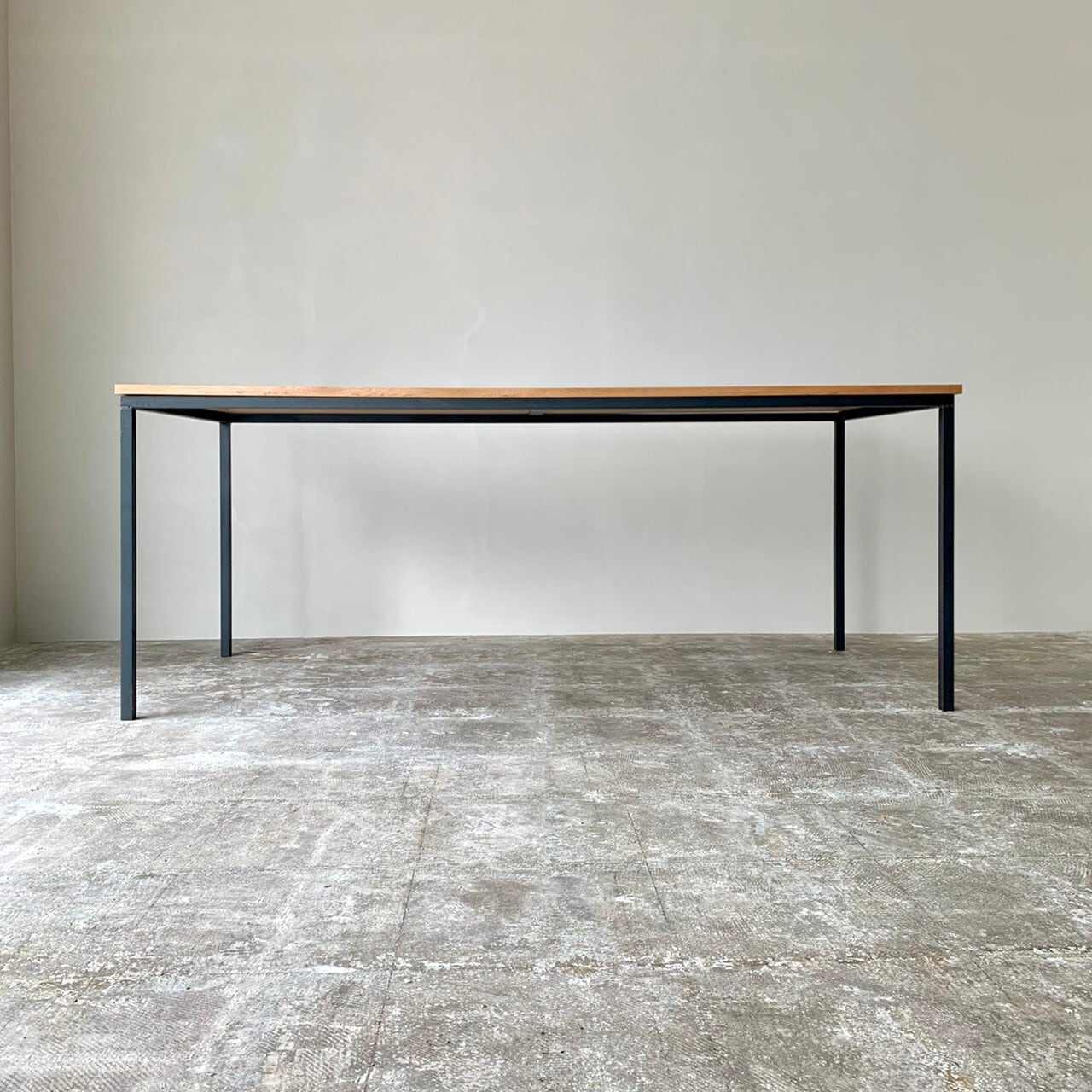 スチール脚のダイニングテーブル　0542　