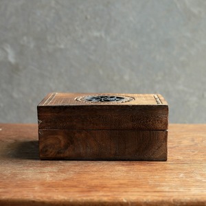 美しい模様の木彫りの箱 24