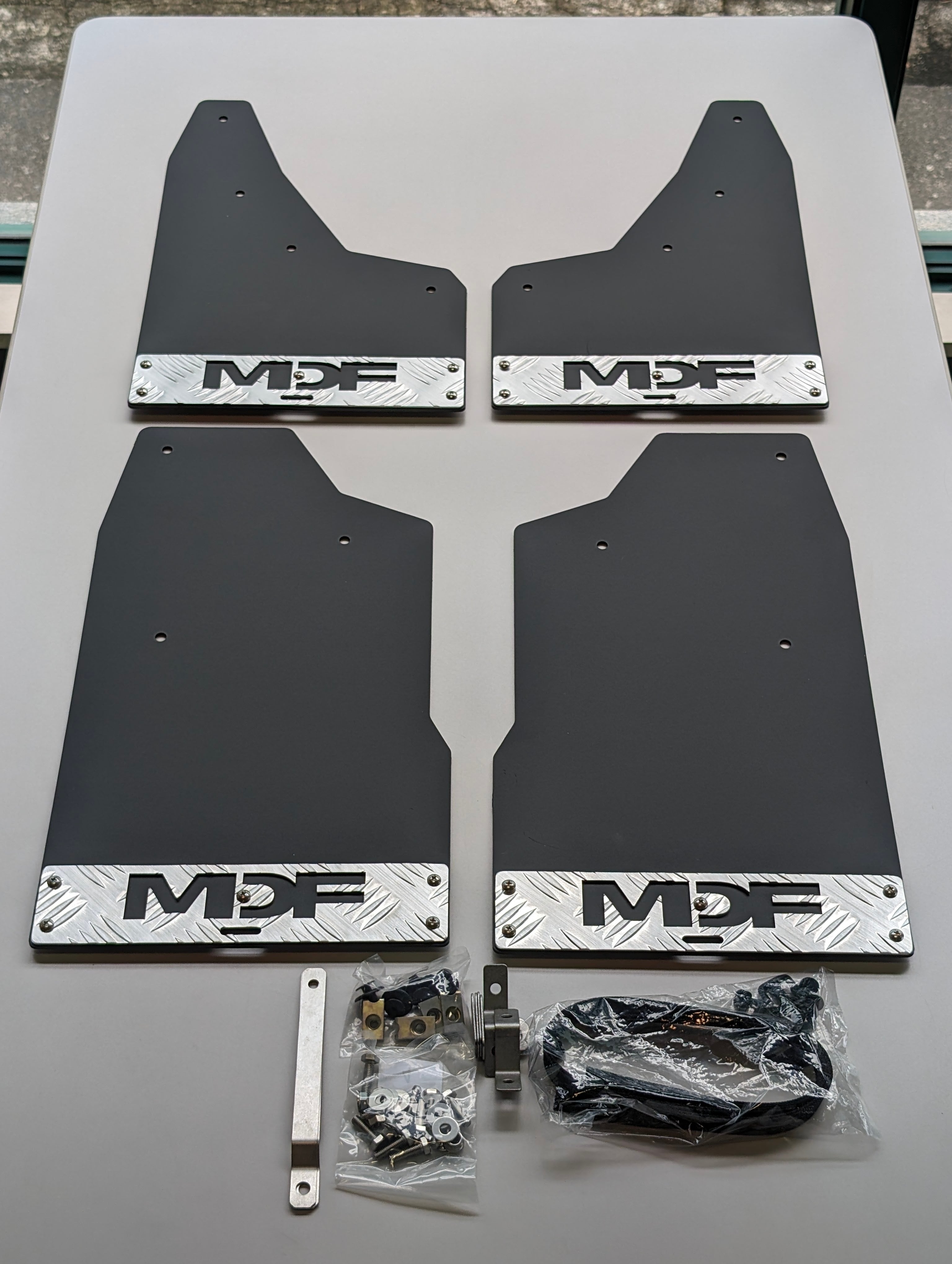 MDF デリカD:5専用オリジナルマッドフラップ（ブラック×シルバー