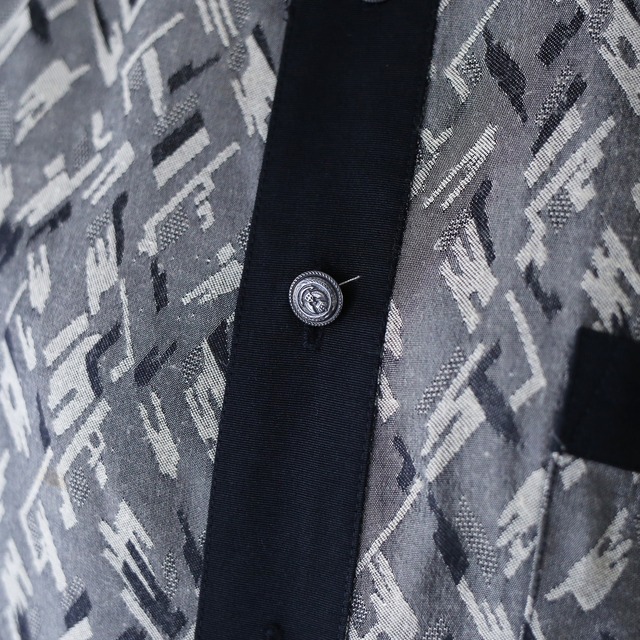 switching pattern and antique button design band-collar over silhouette shirt