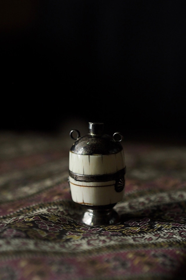 乳白と異素材金属の事調べ-antique small scent bottle