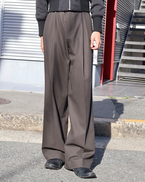 【+(Plūs) 】Wide two-pleat trousers/ Dark gray