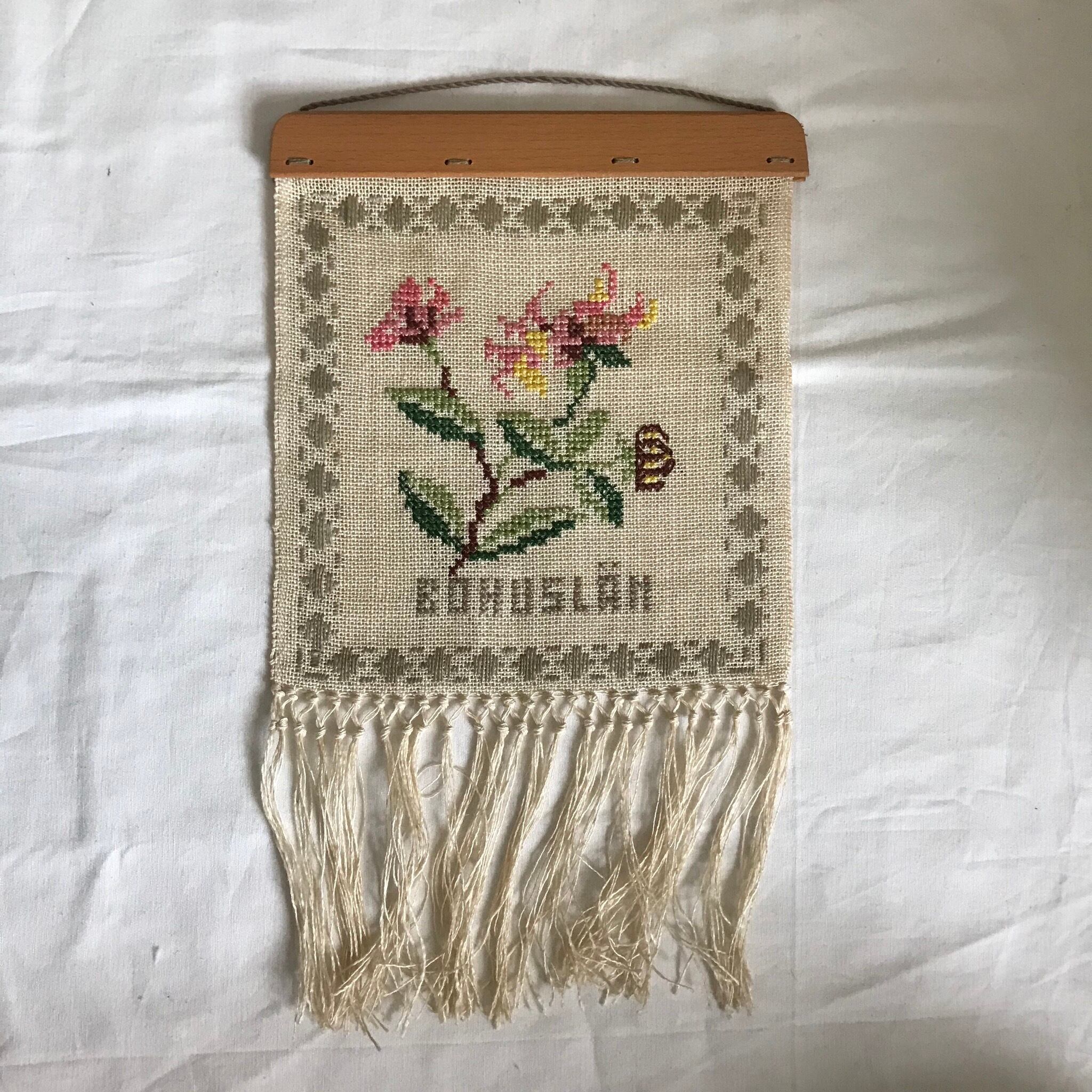 クロスステッチの花模様の壁掛け