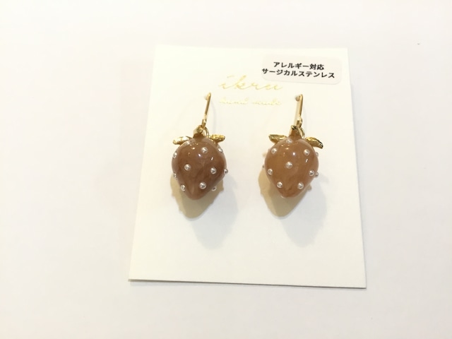 【イヤリング変更可能】ikru いちごのピアス