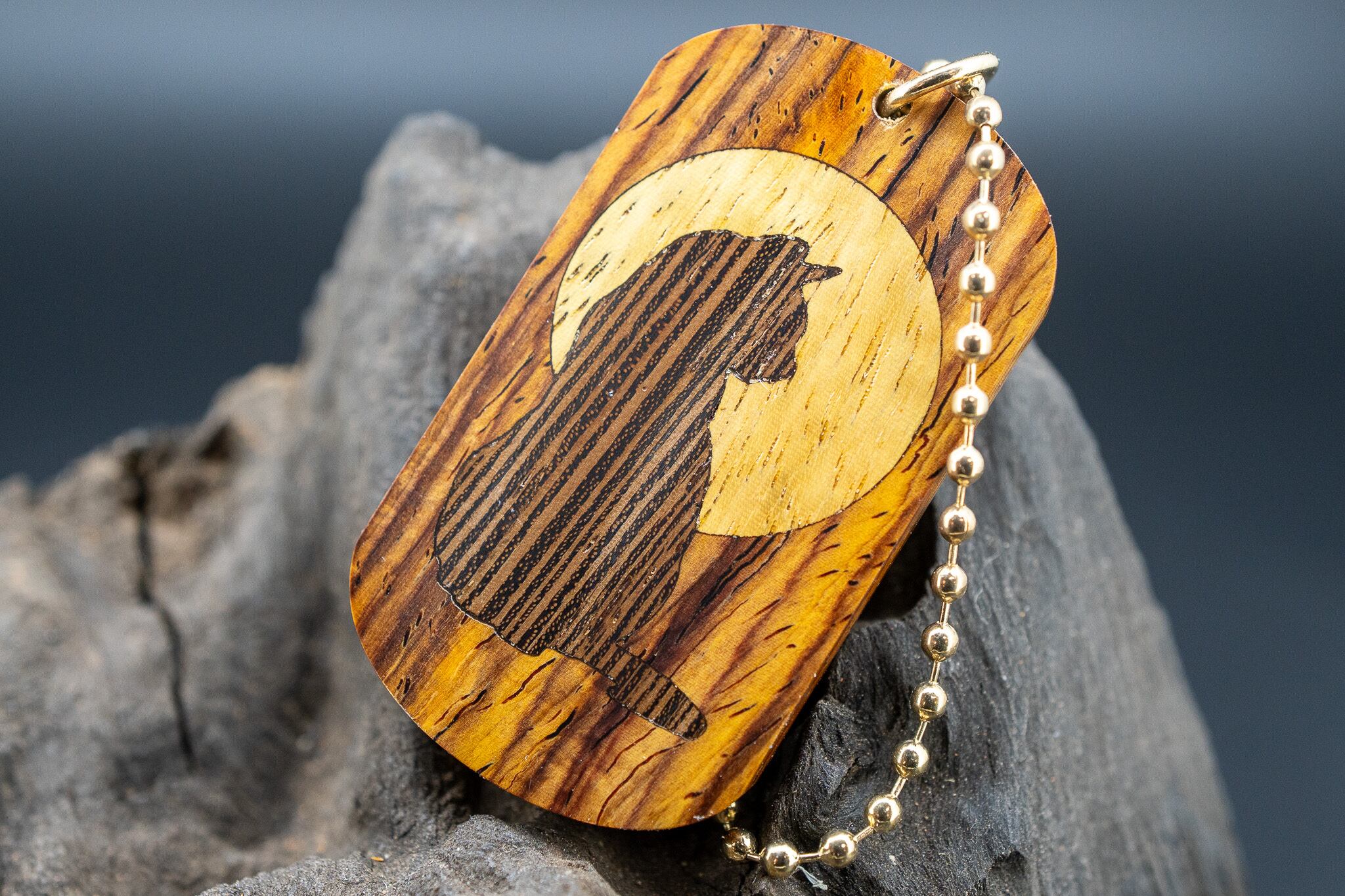 【 エスニックなローズウッド 】 ココボロ ドッグタグ 象嵌 横を向く上品な猫